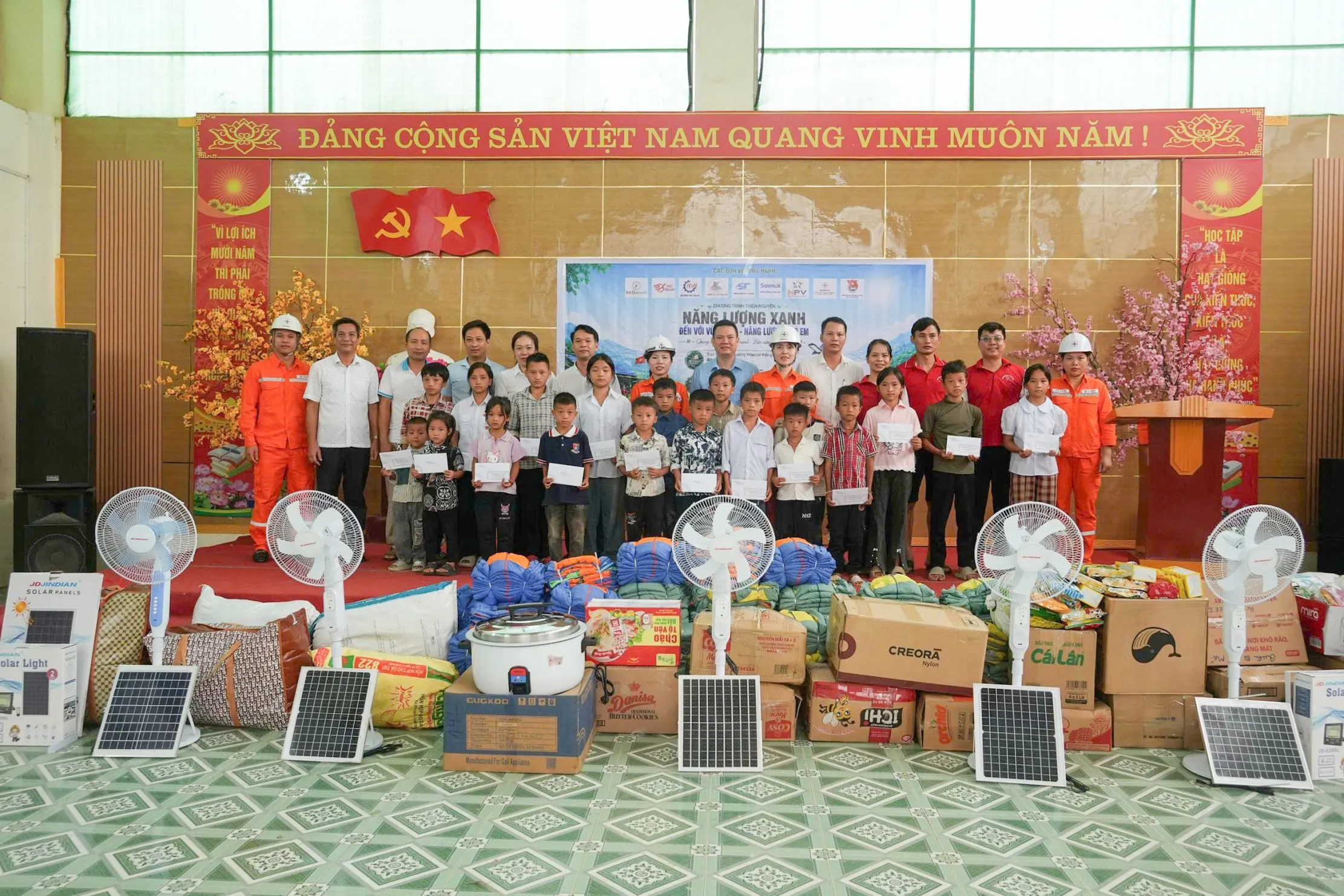 Điện mặt trời chiếu sáng vùng sâu: Từ điểm trường đến đường làng