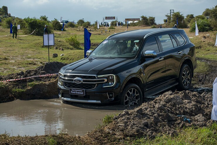 Ford Everest: Bi-Turbo, công nghệ an toàn và bảng giá lăn bánh