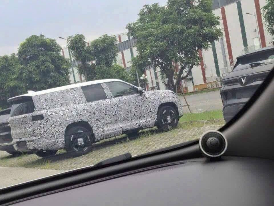 SUV cỡ trung bí ẩn của VinFast: EREV hé lộ từ những bức ảnh ngụy trang