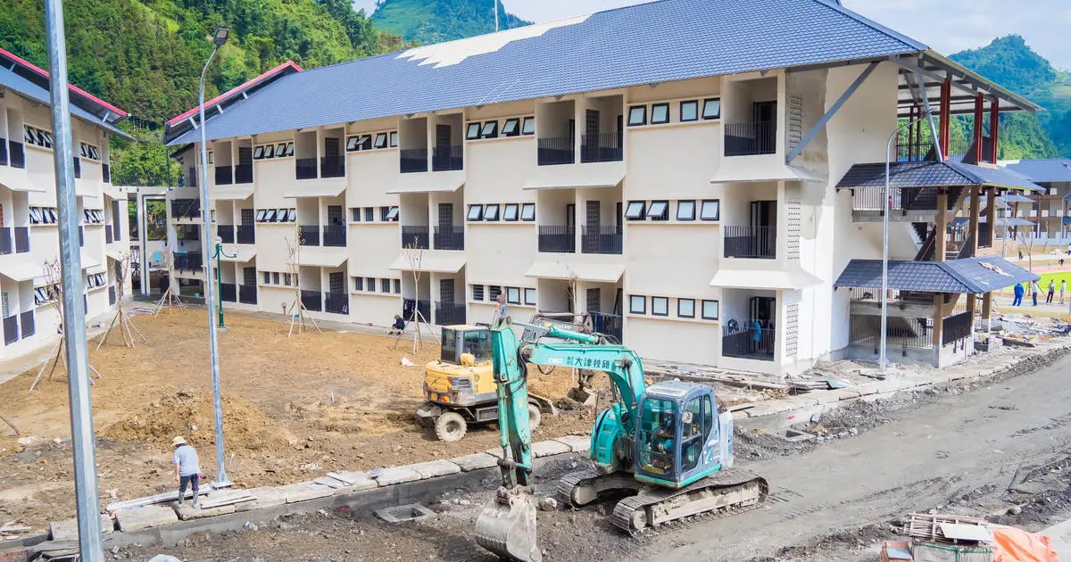 Trường học biên giới tranh giờ hoàn thành trước năm học mới