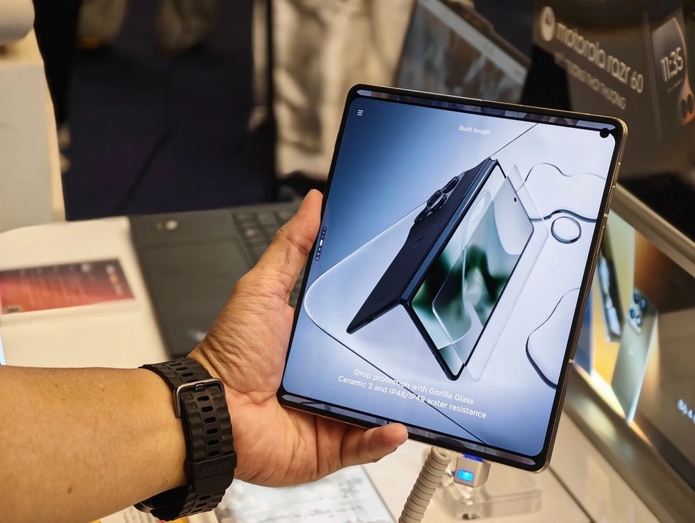 Motorola razr fold: camera số 1 trên smartphone gập dạo sách
