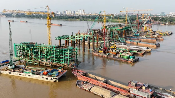 Cầu Trần Hưng Đạo vượt lũ, tăng tốc dựng vòm thép sau 8 tháng