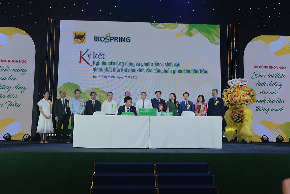 30 năm đưa khoa học từ phòng thí nghiệm xuống ruộng đồng