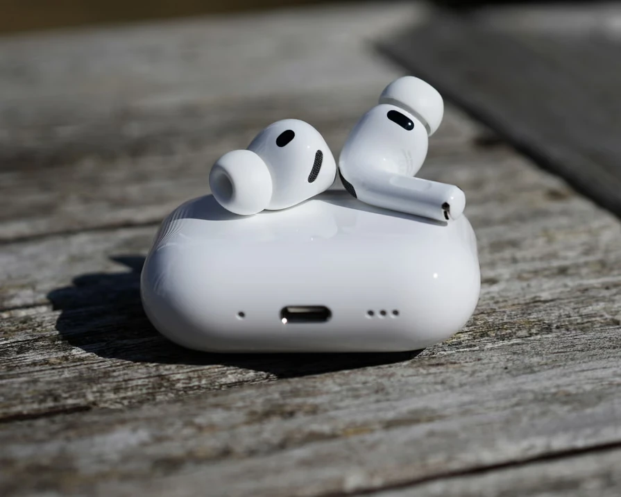 AirPods Pro 3 hay Galaxy Buds4 Pro: chọn tai nghe nào cho người đi làm?