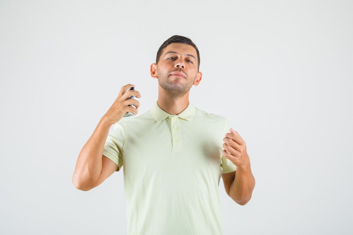 Cách xịt nước hoa đúng để mùi hương kéo dài cả ngày