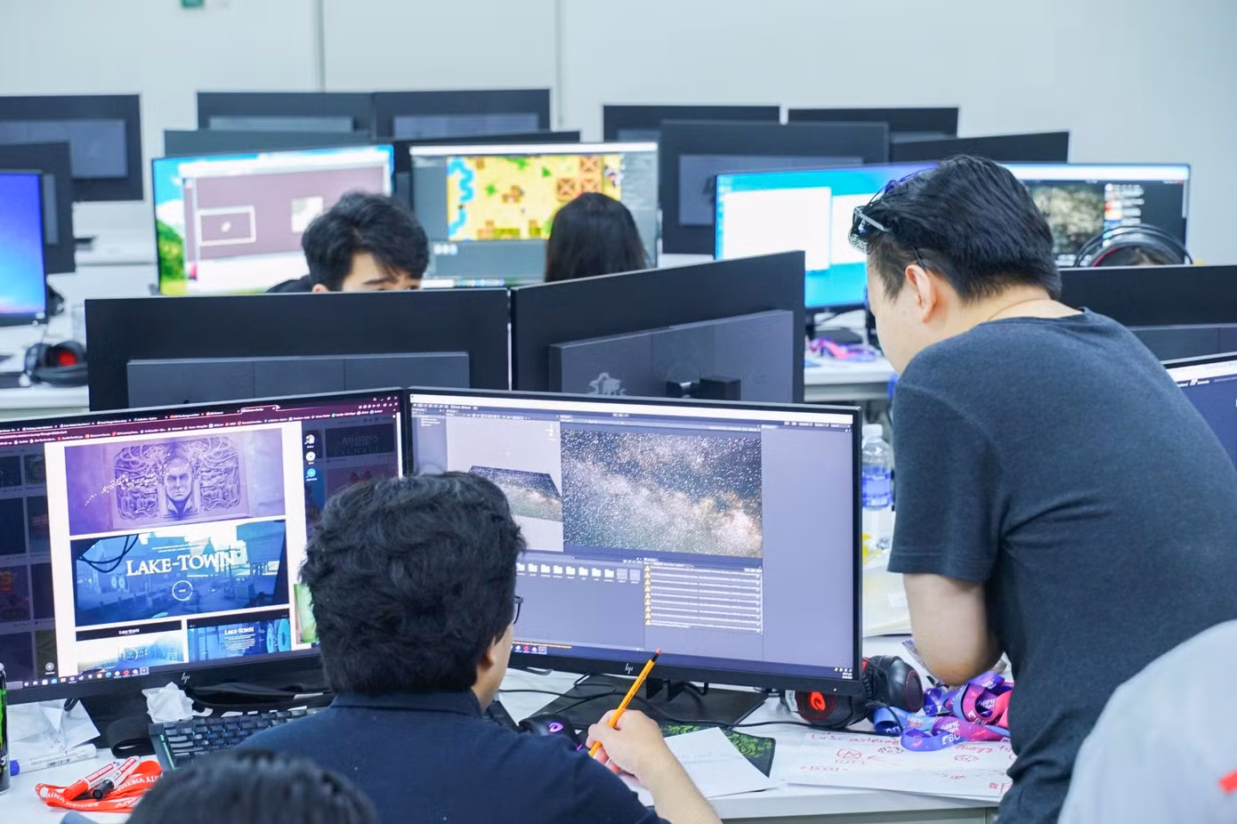 Khi AI nén lại thang bậc lập trình: Sinh viên nên học gì để không bị thay thế?