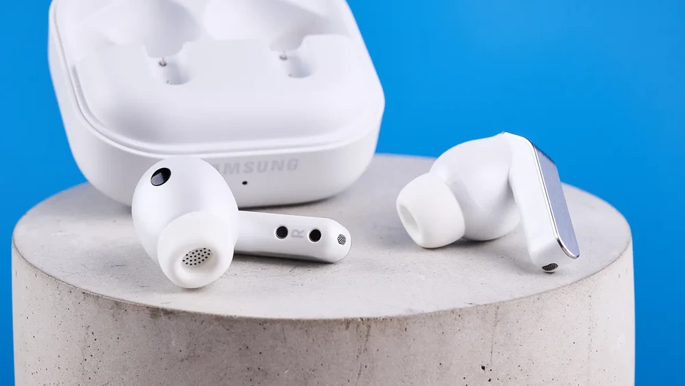 AirPods Pro 3 hay Galaxy Buds4 Pro: chọn tai nghe nào cho người đi làm?