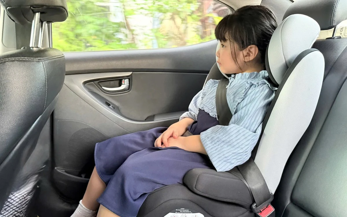 Bàn ghế học sinh không vừa vặn: mối đe dọa âm thầm với cột sống trẻ