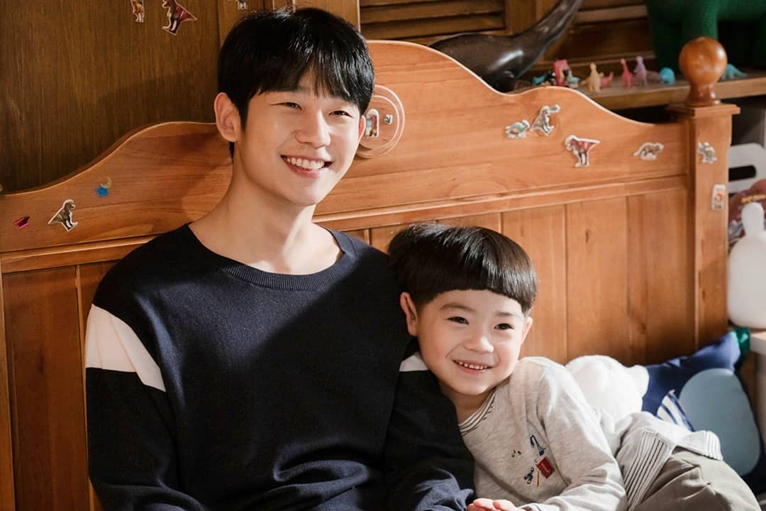 Tại sao Our Sticky Love là K-drama lãng mạn kỳ lạ nhất của Jung Hae-in