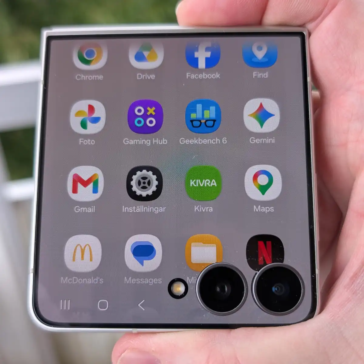 Galaxy Z Flip 8: Từ phụ kiện thời trang đến điện thoại gập thực dụng