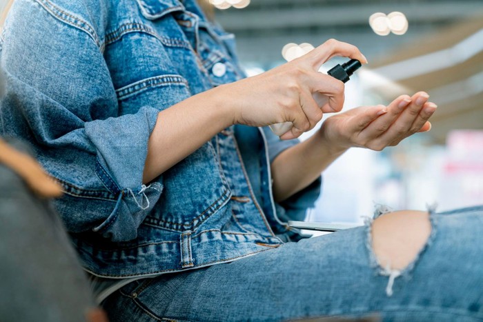 Cách xịt nước hoa đúng để mùi hương kéo dài cả ngày