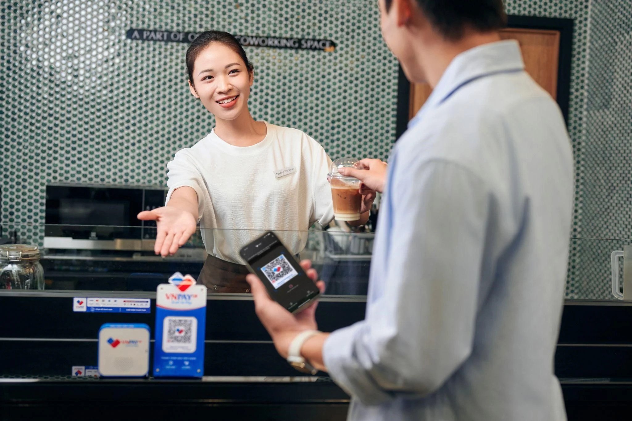 Hướng dẫn du khách quốc tế thanh toán QR bằng VNPAY App và Apple Pay