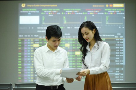Làn sóng tái cơ cấu vốn Nhà nước và bài toán định giá mới trên sàn chứng khoán