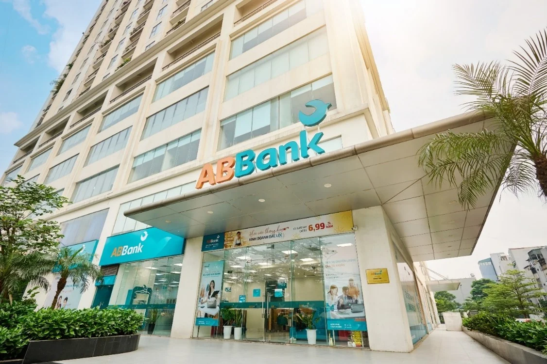 Cuộc đua tăng vốn điều lệ: Techcombank, ABBank và MB đang toan tính gì?
