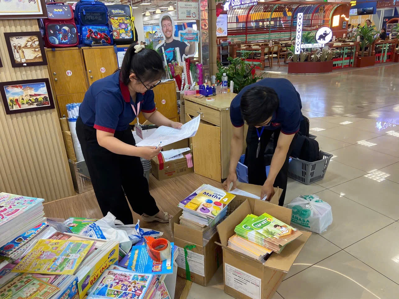 Phụ huynh TP.HCM vẫn loay hoay vì thiếu sách giáo khoa