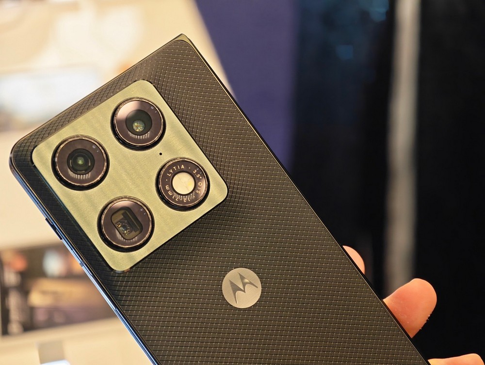 Motorola razr fold: camera số 1 trên smartphone gập dạo sách