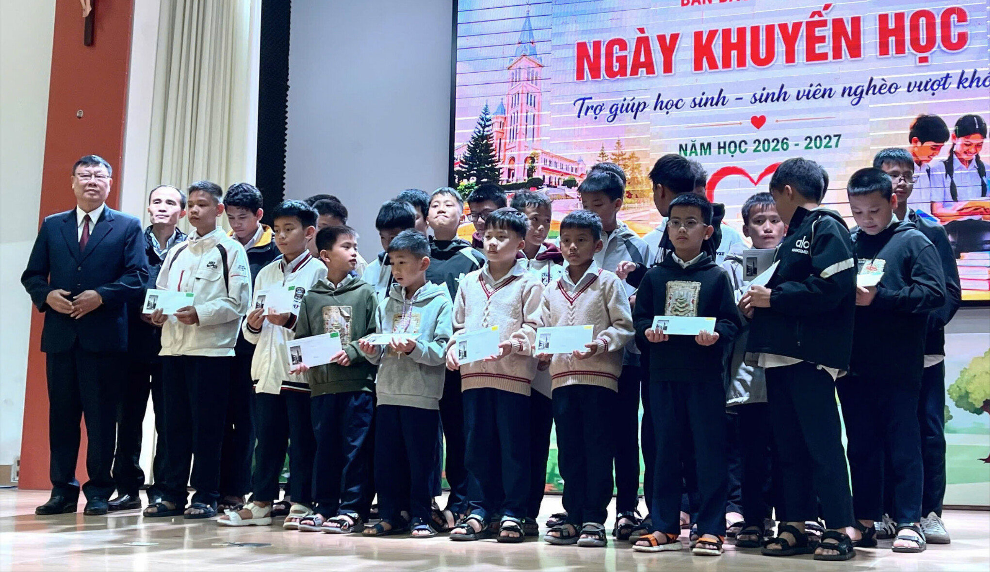 Hơn 1 tỷ đồng học bổng tiếp sức học sinh khó khăn trước năm học mới