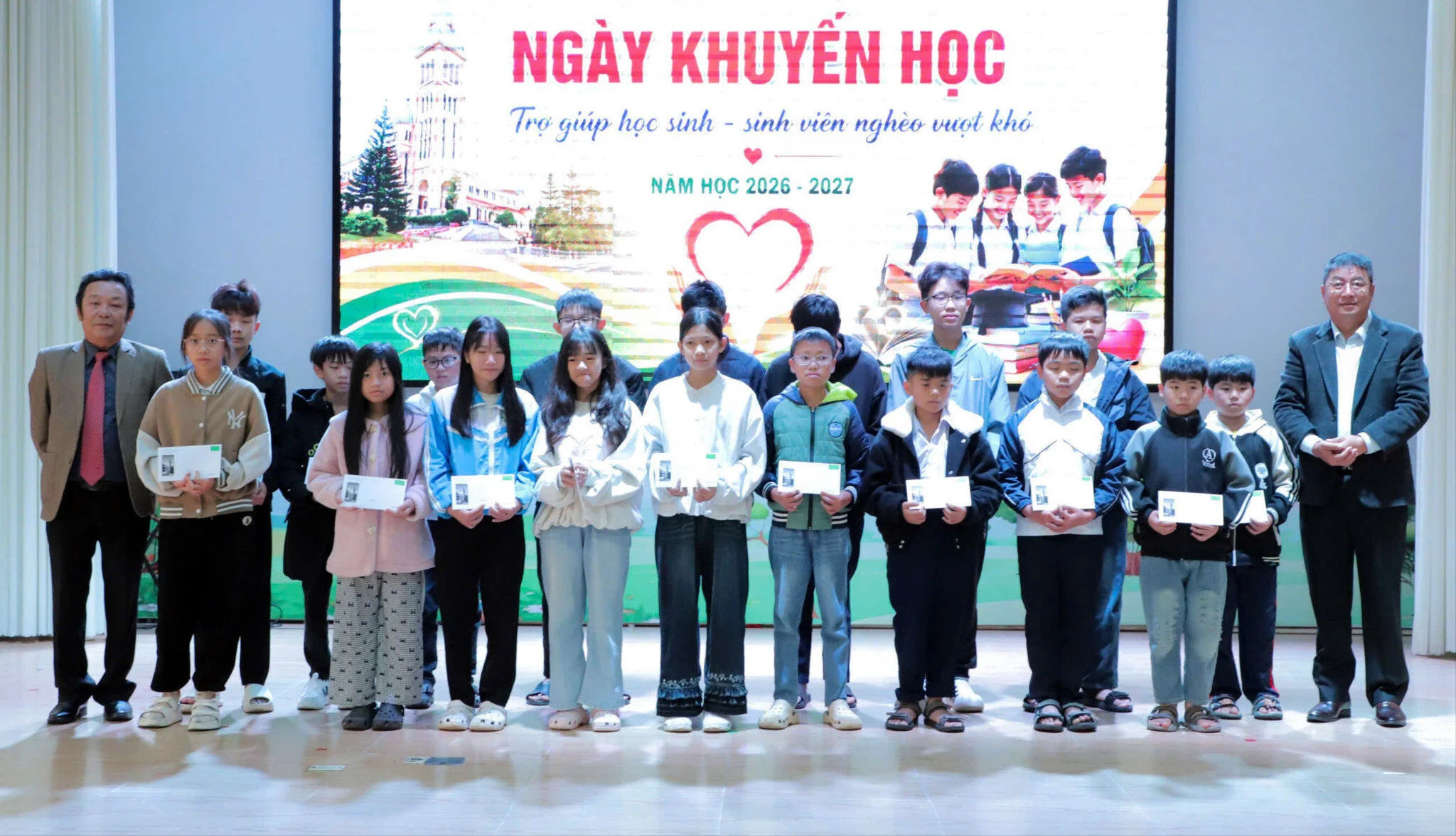 Hơn 1 tỷ đồng học bổng tiếp sức học sinh khó khăn trước năm học mới