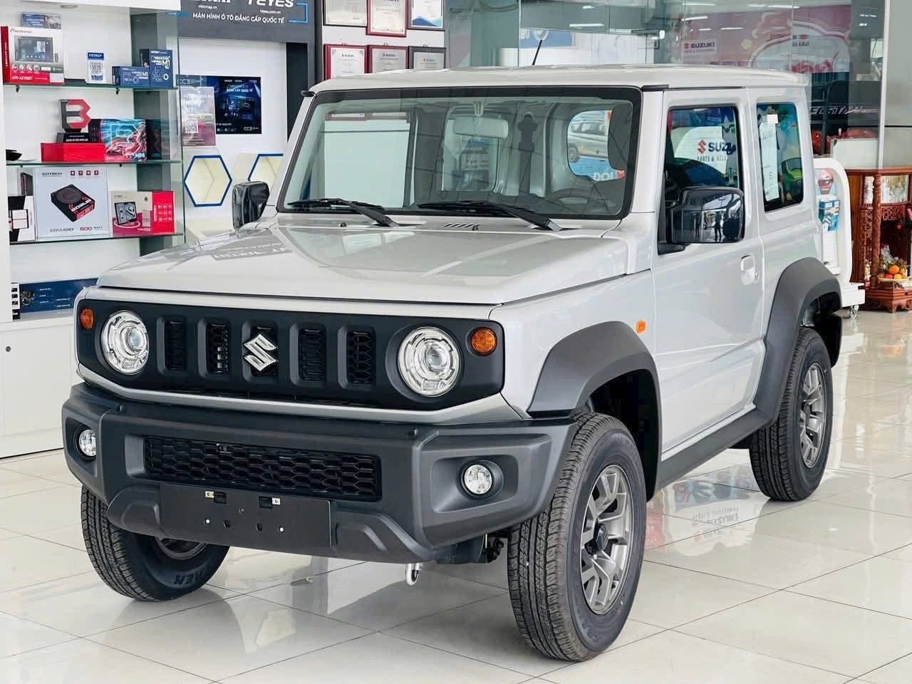Suzuki Fronx và Jimny giảm giá mạnh tháng 8: có đáng xuống tiền?