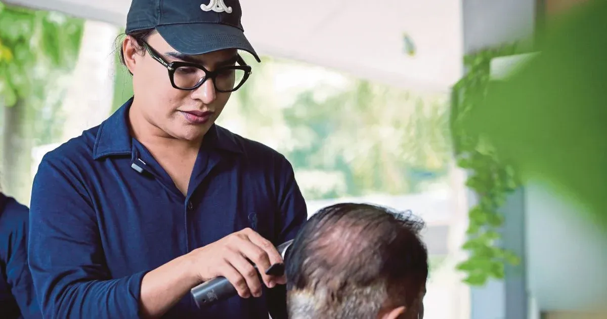 Di Sebalik Kerusi Salon: Rambut, Maruah dan Jiwa Warga Emas