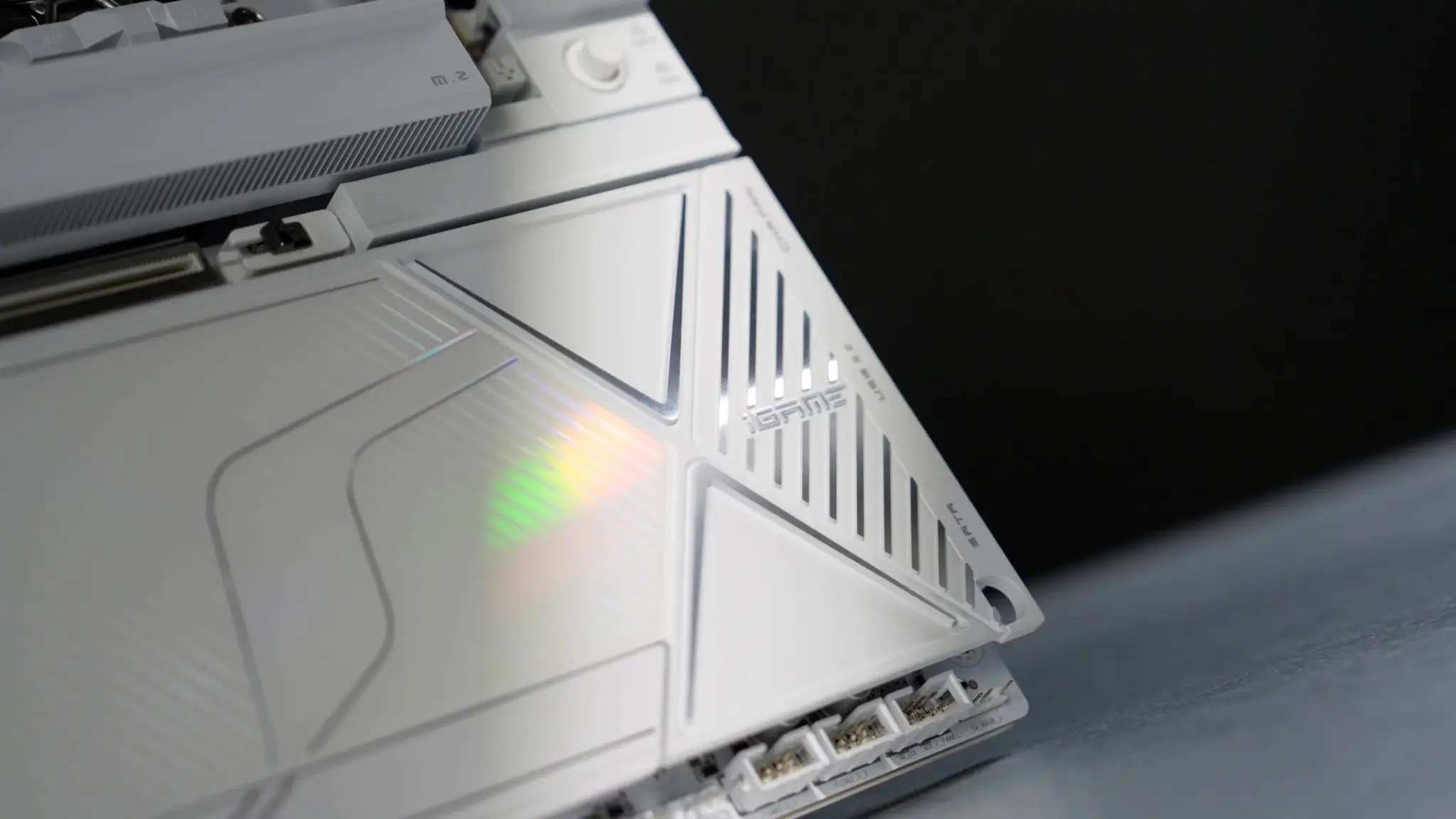 Đánh giá COLORFUL iGame X870E VULCAN W OC: bo mạch chủ ép xung DDR5 toàn trắng