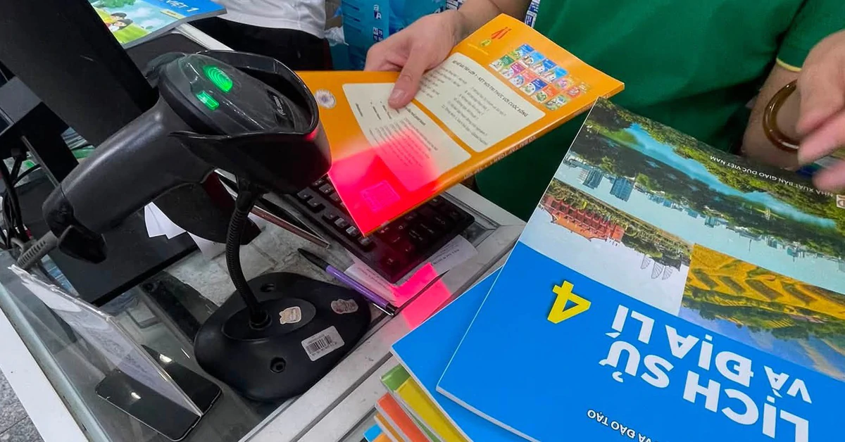 Tại sao phụ huynh vẫn xếp hàng dài mua sách giáo khoa ở TP.HCM?