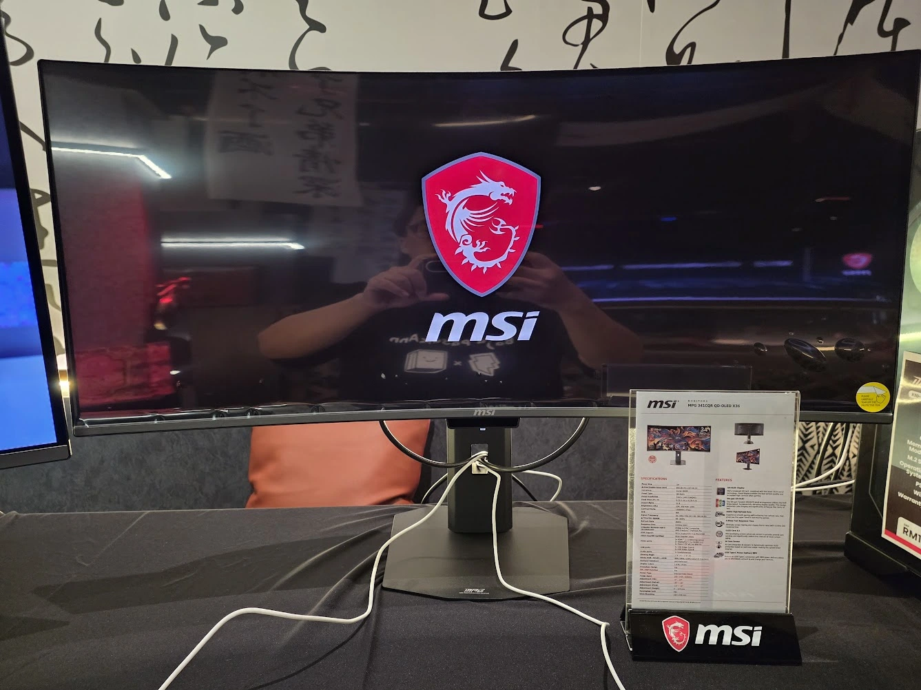 Monitor Gaming 4K 32-Inci vs Ultrawide QD-OLED 36-Inci