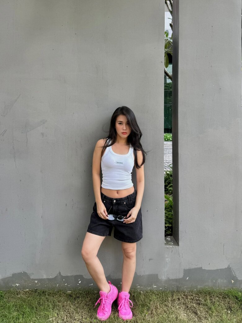 Cách sao Việt nâng áo phông basic thành outfit sang trọng