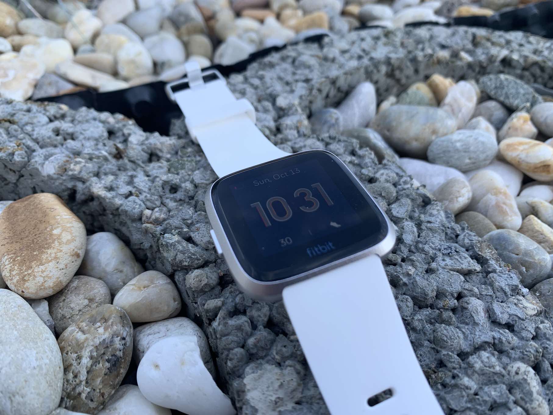 Pengasas Fitbit Kembali Dengan Gelang Pintar Tanpa Skrin