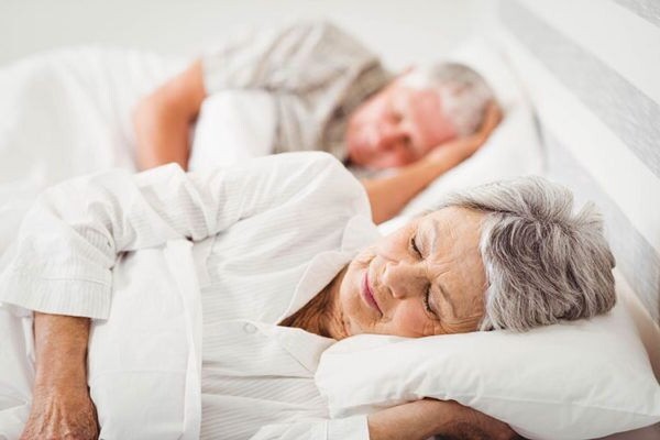 Báo hiếu cha mẹ qua chăm sóc sức khỏe hằng ngày