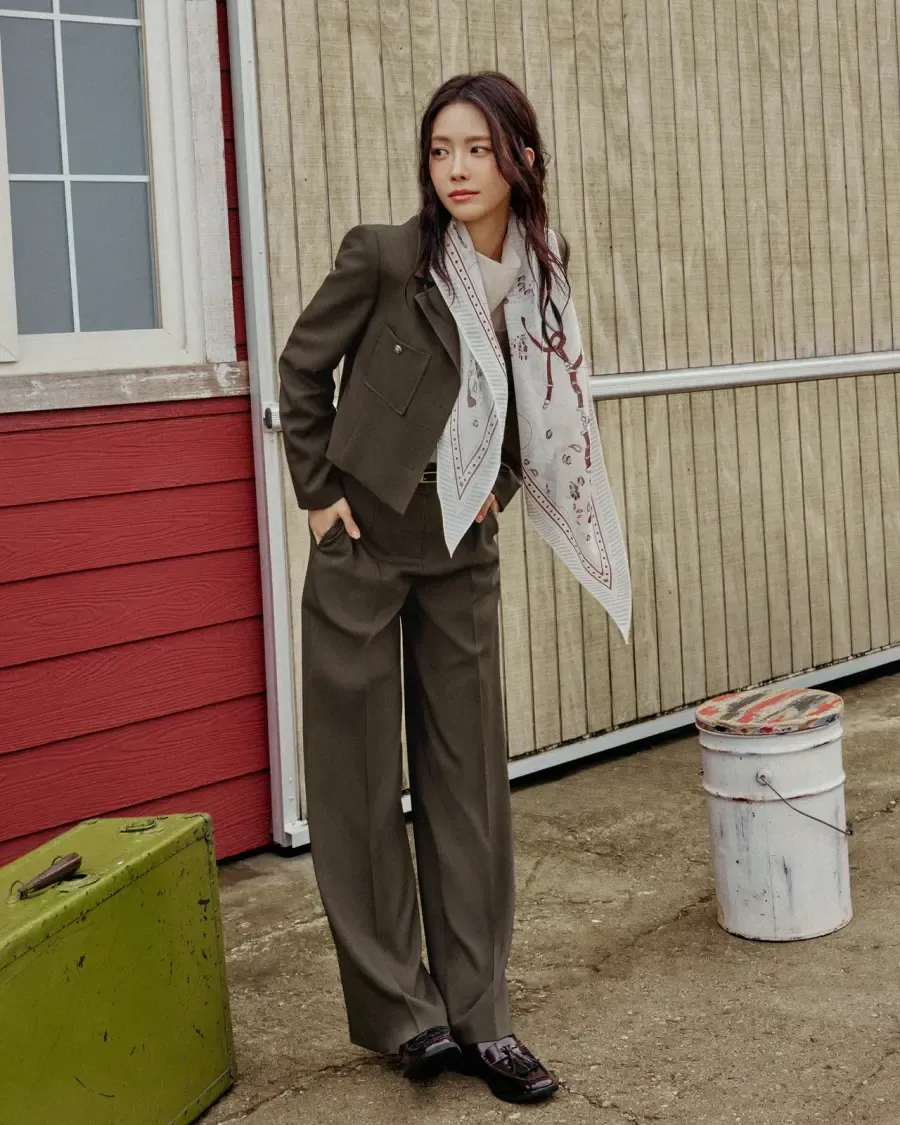 Từ áo khoác da đến suit pinstripe: sao châu Á đang viết lại phong cách thu đông