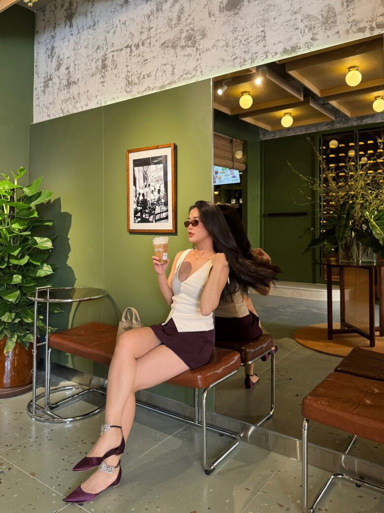 Cách sao Việt nâng áo phông basic thành outfit sang trọng