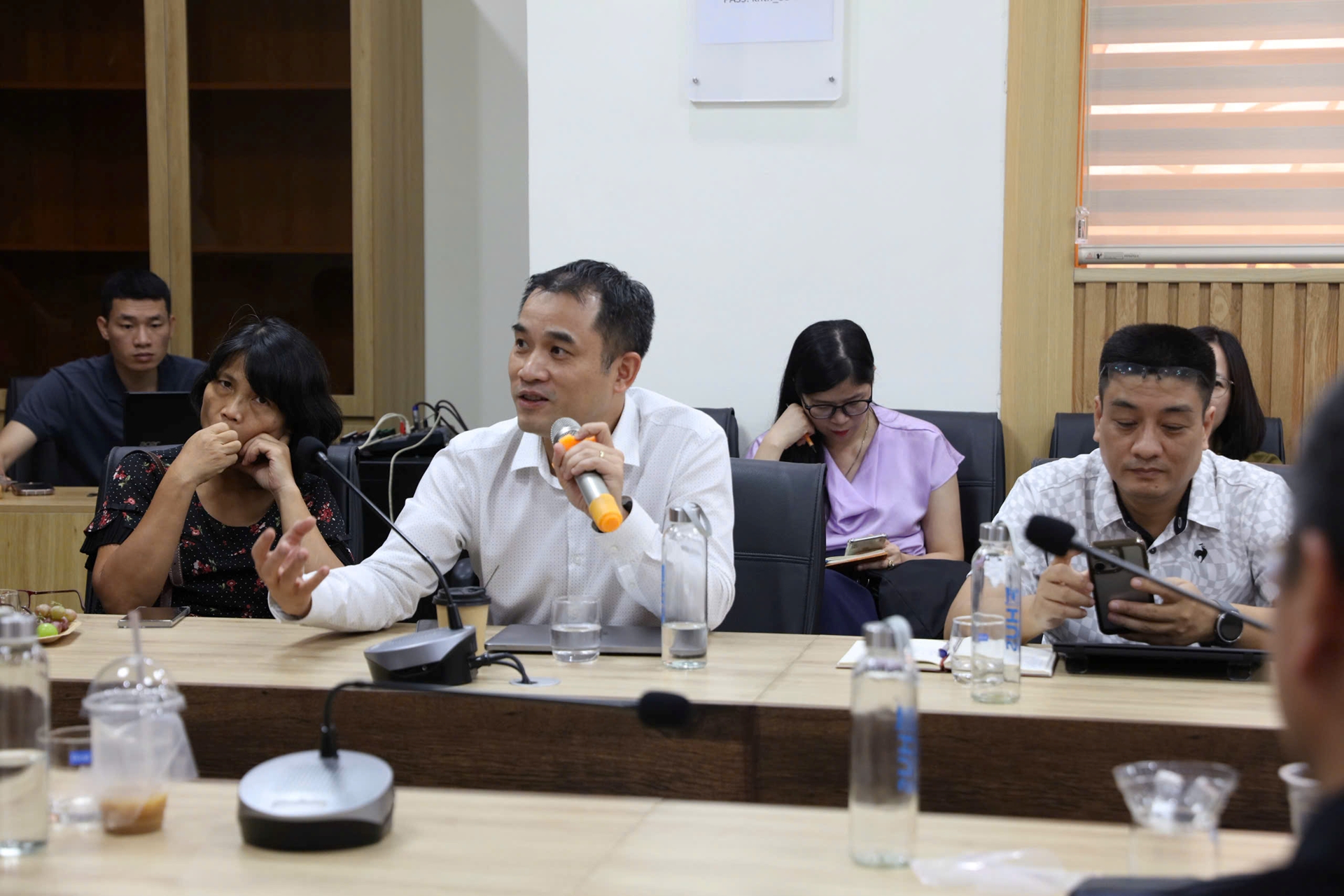 Từ giải bài toán đến đặt câu hỏi: Giáo dục phải đổi đường ray trước khi AI vượt mặt