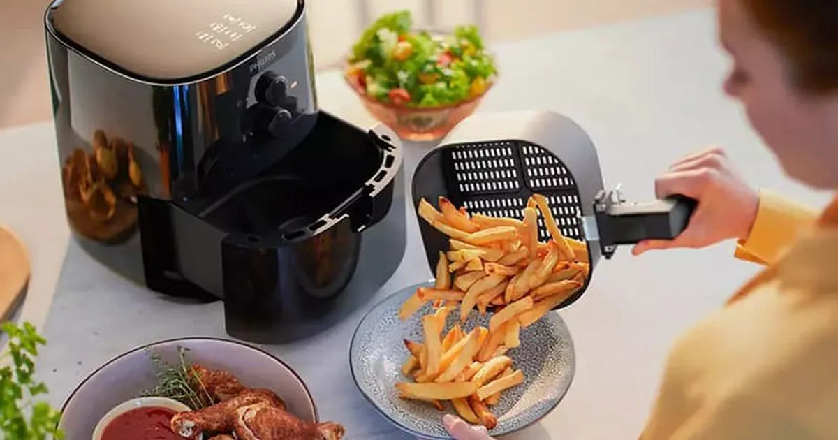 Mở nồi chiên không dầu giữa lúc nấu: Thói quen làm hỏng độ chín đều của món ăn