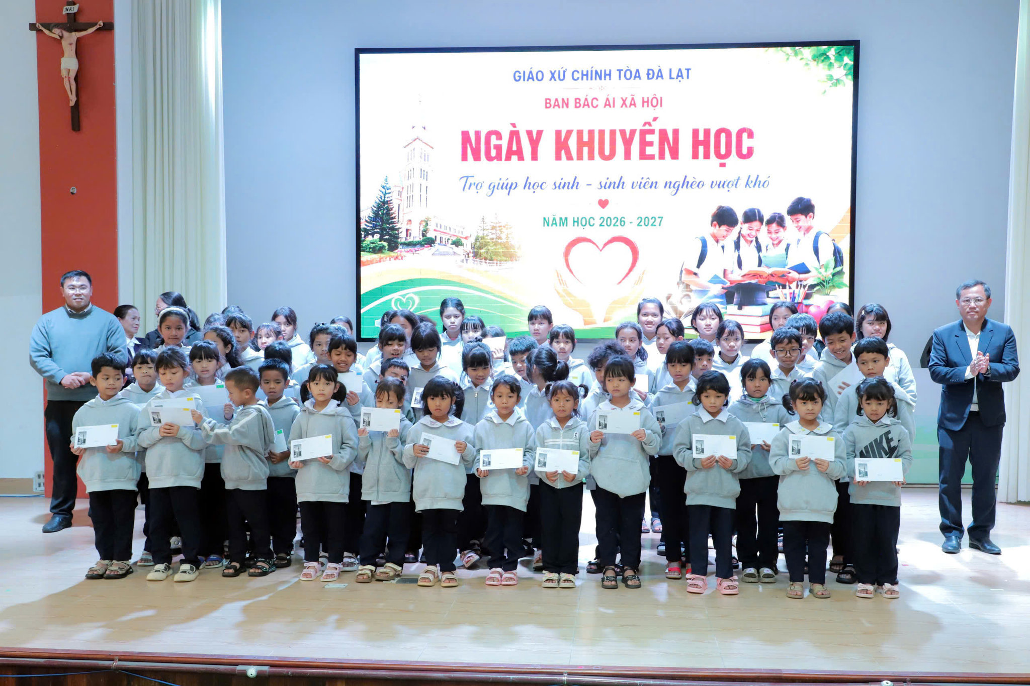 Các chương trình học bổng tiếp sức học sinh khó khăn bước vào năm học mới