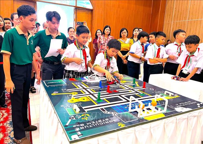 Tiếng Anh từ lớp 1 bắt buộc: Chuẩn bị tâm lý và môi trường để con không sợ ngoại ngữ