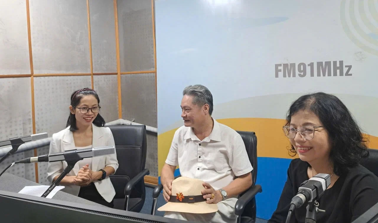 Bàn ghế học sinh không vừa: mối đe dọa âm thầm lên cột sống trẻ