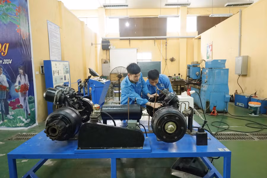 Doanh nghiệp bước vào trường nghề: đào tạo gắn sản xuất để học là làm được
