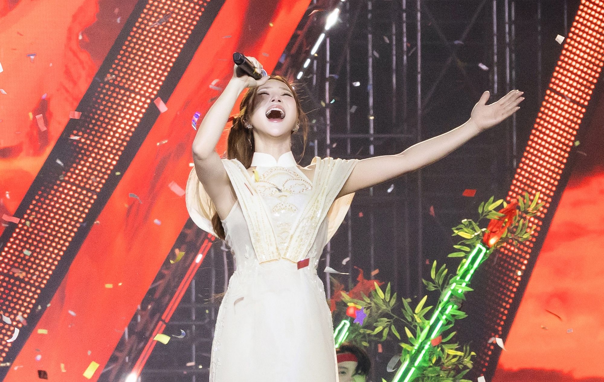 Hương Tràm gây bất ngờ với ba tiết mục đa phong cách tại Concert Quốc gia 'Tổ quốc trong tim'
