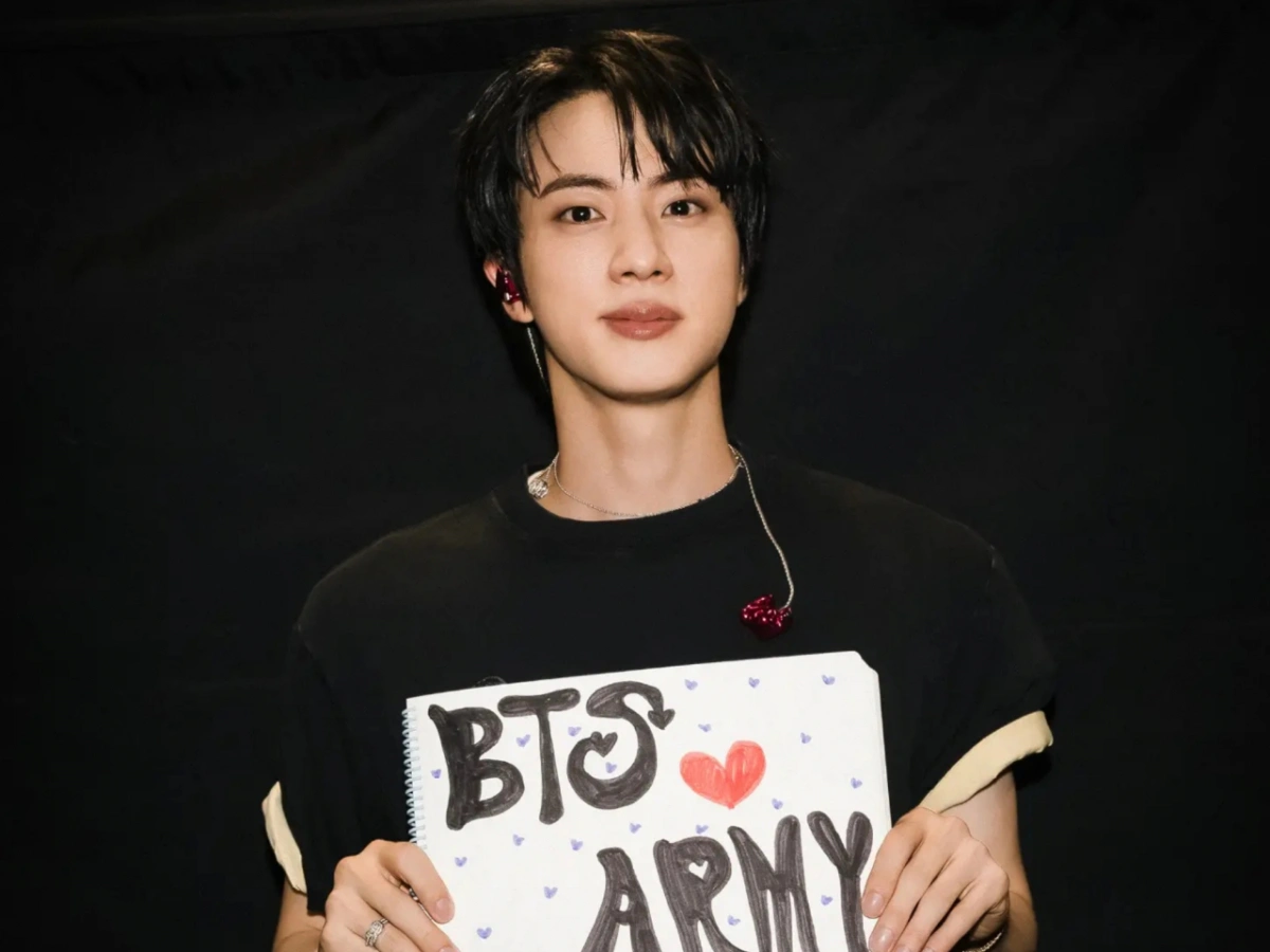 BTS Jin Giữ Vững Ngôi Vua Solo K-pop Nhờ Fan Service Đỉnh Cao