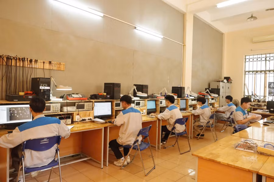 Doanh nghiệp bước vào trường nghề: đào tạo gắn sản xuất để học là làm được