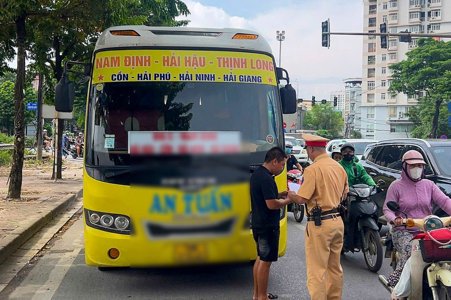 Hà Nội kết hợp tuần tra và camera AI để giảm ùn tắc giao thông