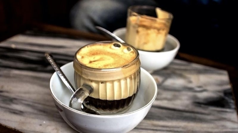 Những món ăn đường phố mùa thu Hà Nội: Cốm xanh, sấu chín, chả rươi khiến thực khách xếp hàng