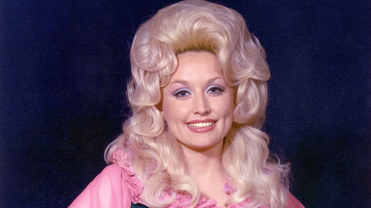 Biểu Tượng Thời Trang Dolly Parton: Quê Mùa, Phô Trương Và Thật Thà