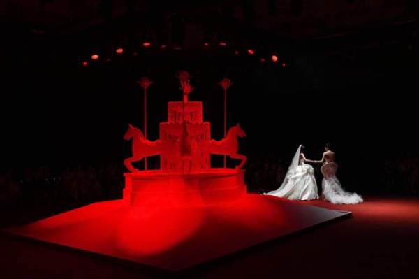 Vietnam Wedding Week: Khi sàn diễn cưới hóa thành lễ cưới trong mơ