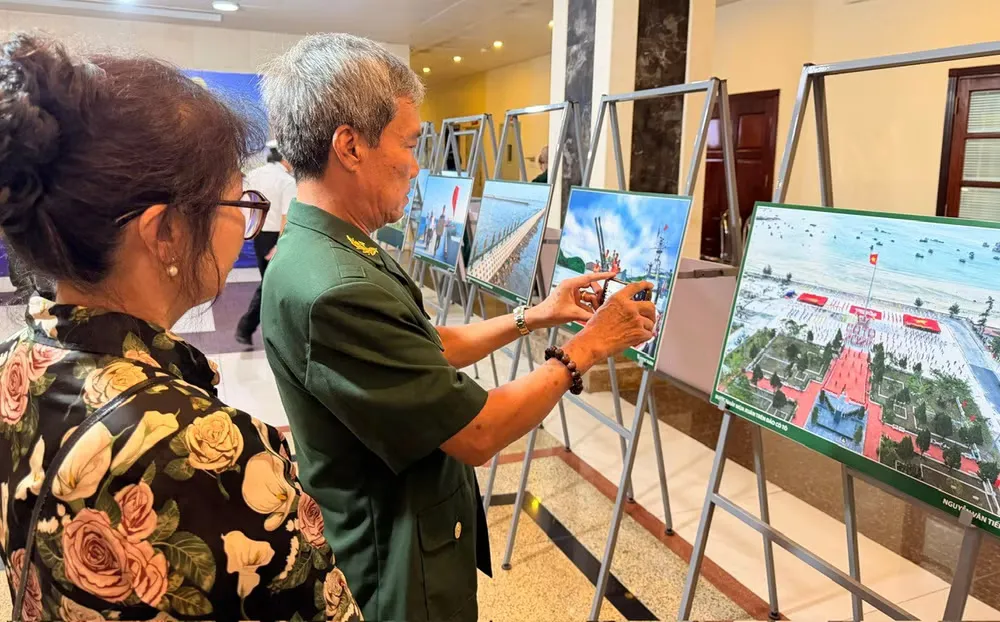 “Linh thiêng biển đảo Việt Nam”: tiếng nói bằng ảnh của người lính và biển khơi