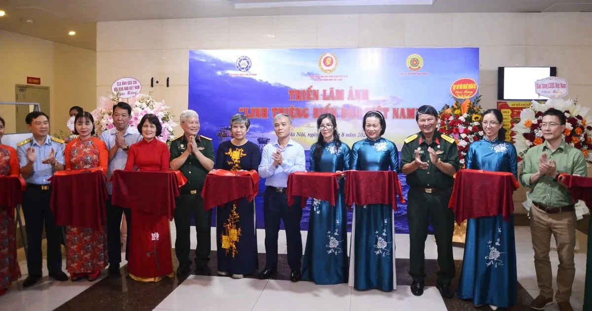 Triển lãm ‘Linh thiêng biển đảo Việt Nam’ và sức mạnh của những khuôn hình chiến sĩ
