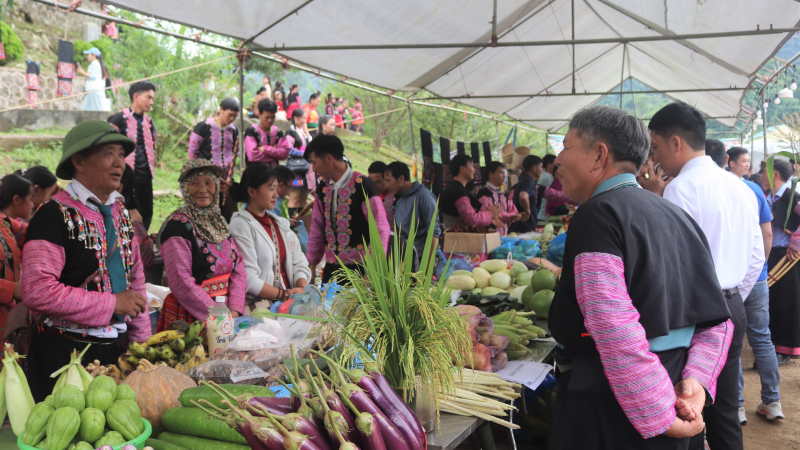 Khám phá phiên chợ vùng cao: Chi tiêu ít, trải nghiệm nhiều