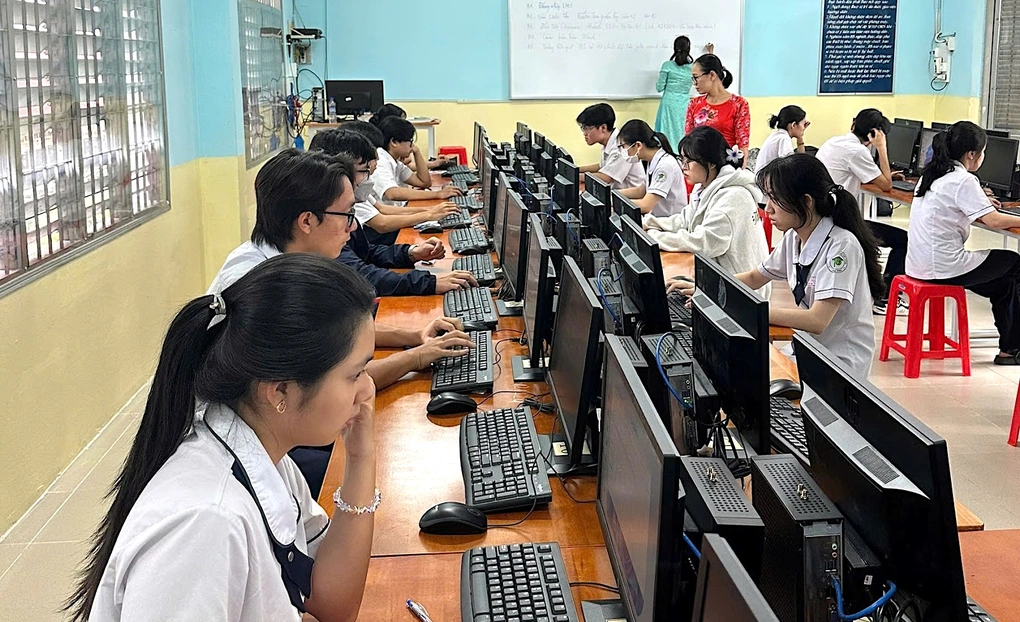 Thi tốt nghiệp THPT trên máy tính: Thách thức cơ sở vật chất và lộ trình chuẩn bị
