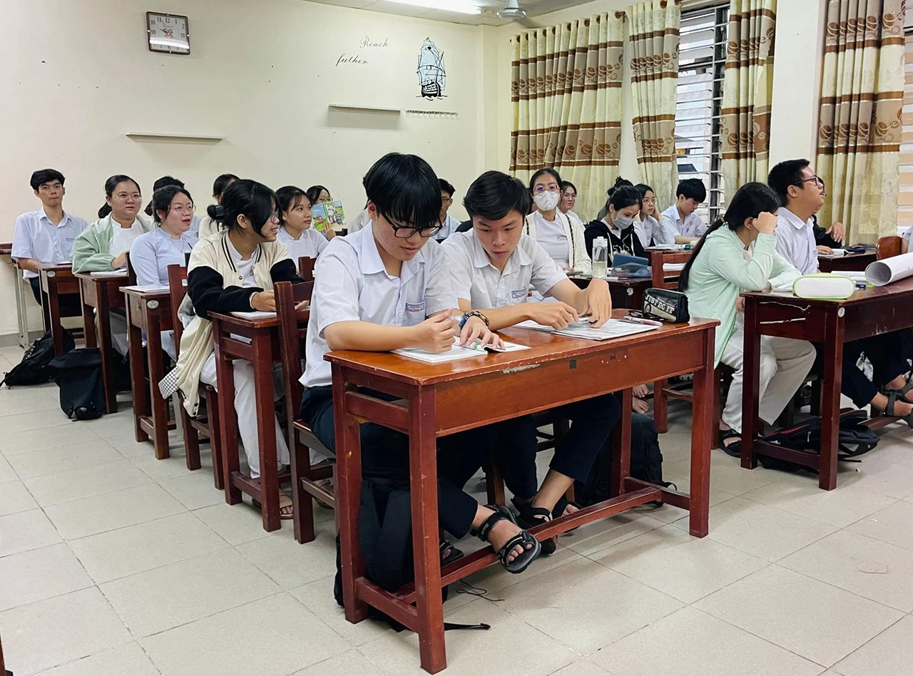 Bàn ghế học sinh không vừa: mối đe dọa âm thầm lên cột sống trẻ